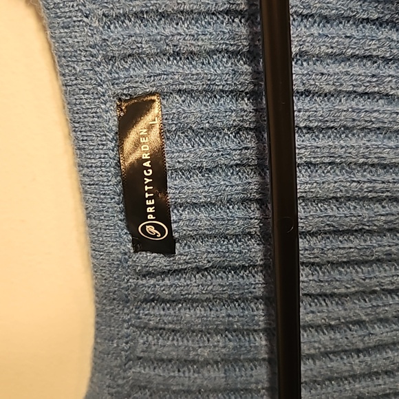 Vneck size lg sweater. - Picture 2 of 4